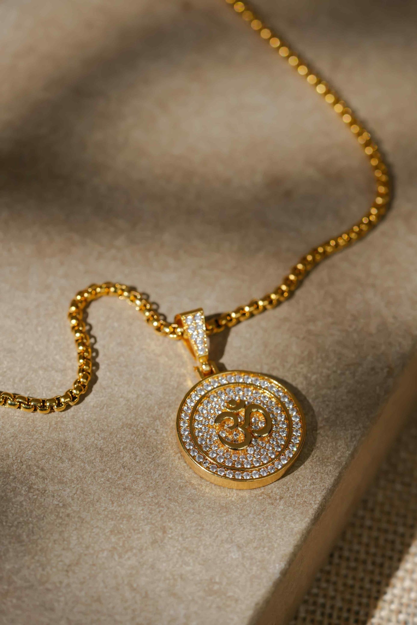 Om Symbol Pendant with Chain – Spiritual Elegance for Daily Wear
